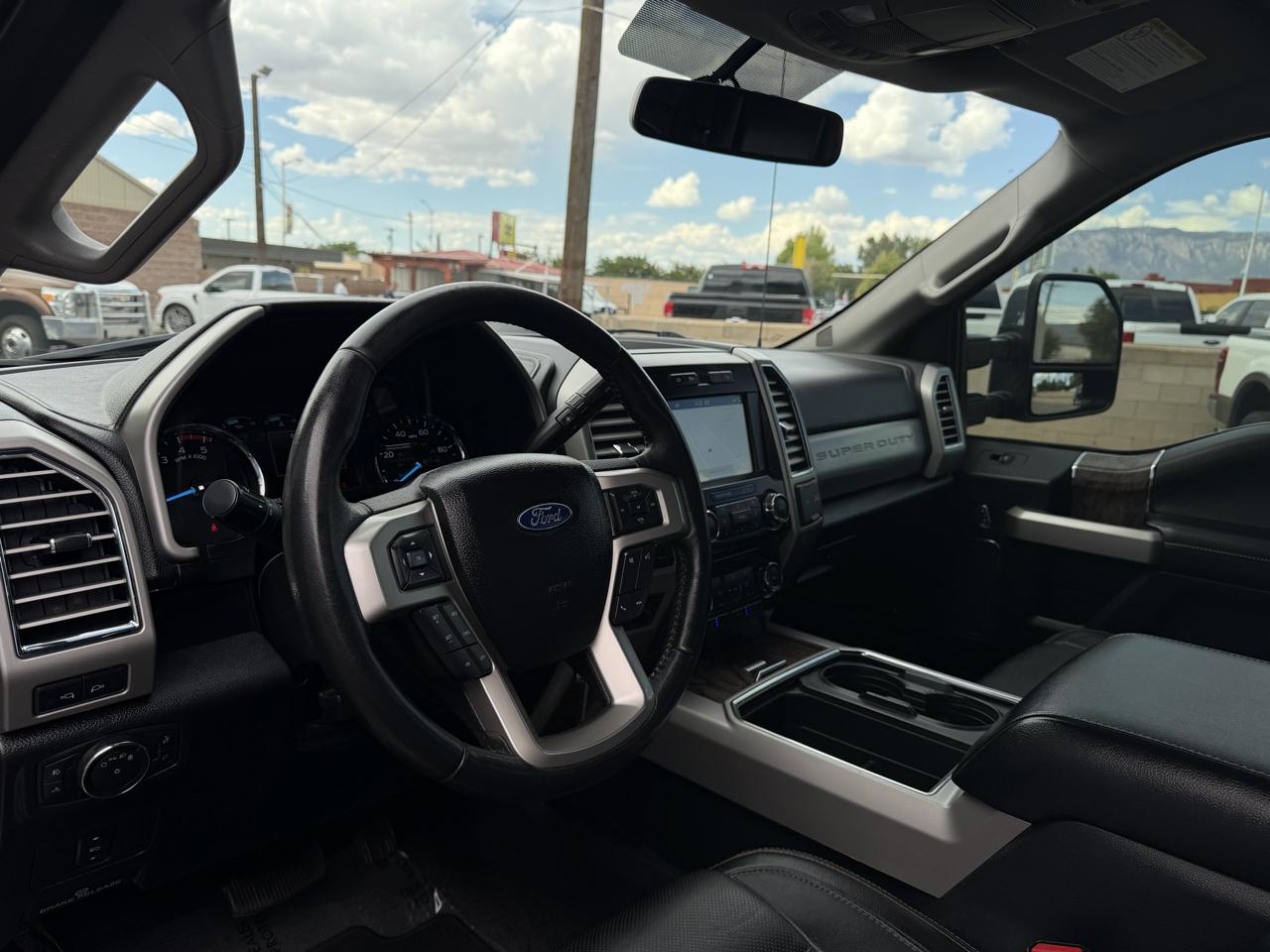Ford Super Duty F-350 DRW Lariat 4WD Crew Cab 8' Box 2017