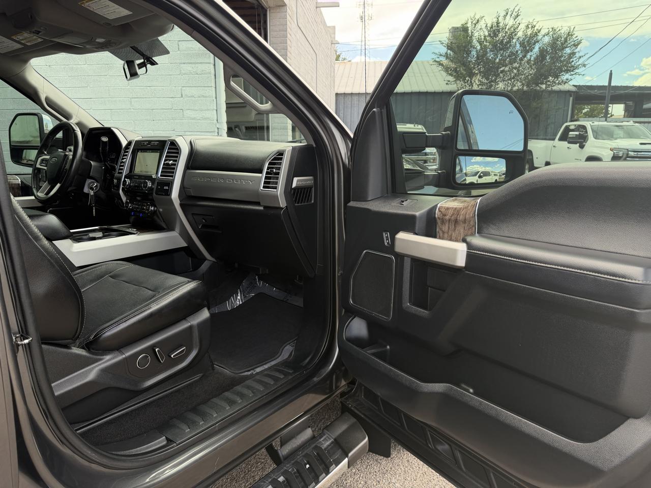 Ford Super Duty F-350 DRW Lariat 4WD Crew Cab 8' Box 2017