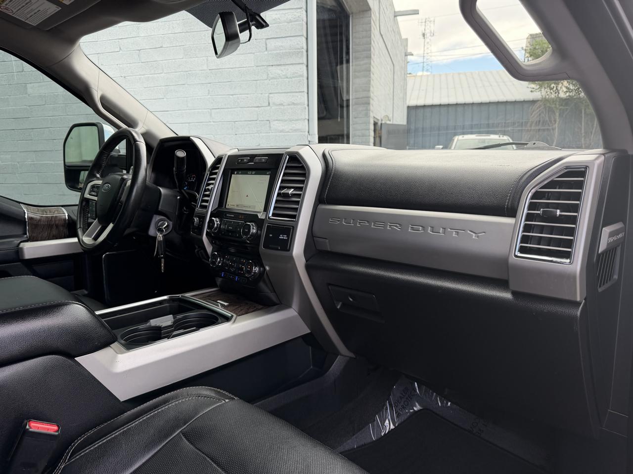 Ford Super Duty F-350 DRW Lariat 4WD Crew Cab 8' Box 2017
