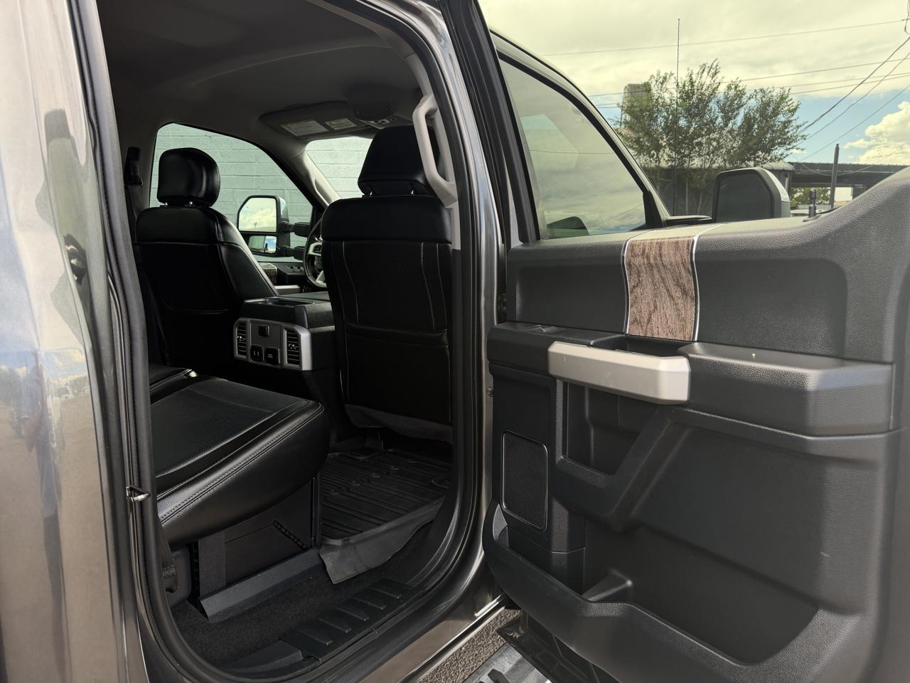 Ford Super Duty F-350 DRW Lariat 4WD Crew Cab 8' Box 2017