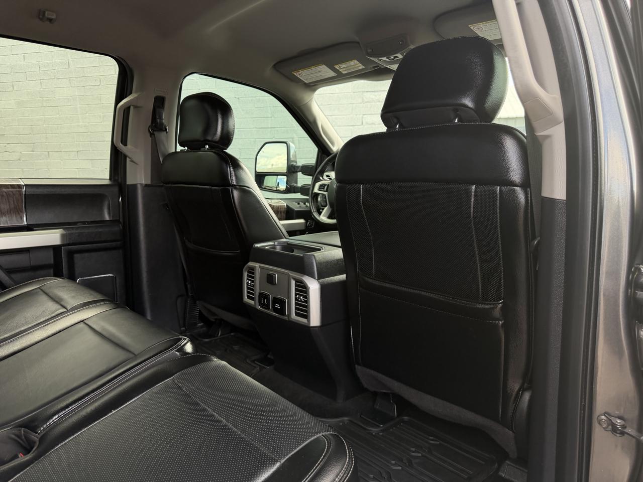 Ford Super Duty F-350 DRW Lariat 4WD Crew Cab 8' Box 2017