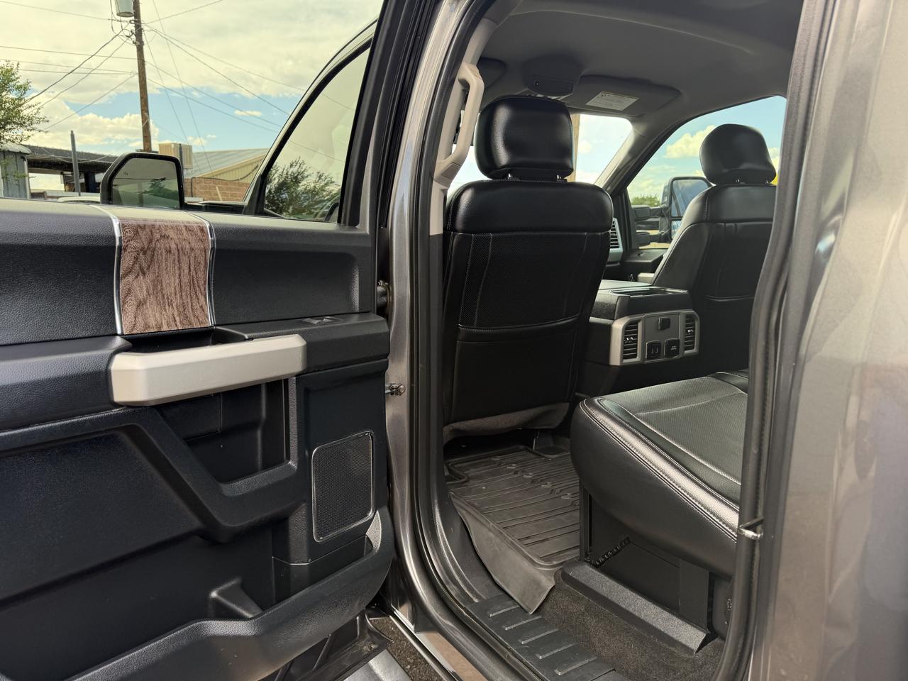 Ford Super Duty F-350 DRW Lariat 4WD Crew Cab 8' Box 2017