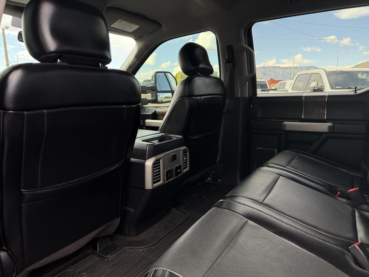 Ford Super Duty F-350 DRW Lariat 4WD Crew Cab 8' Box 2017