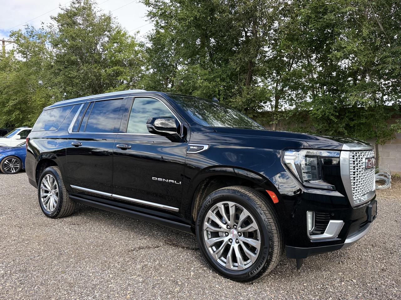 GMC Yukon XL photo 12