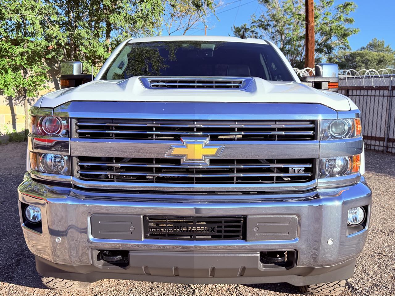 Chevrolet Silverado HD photo 3