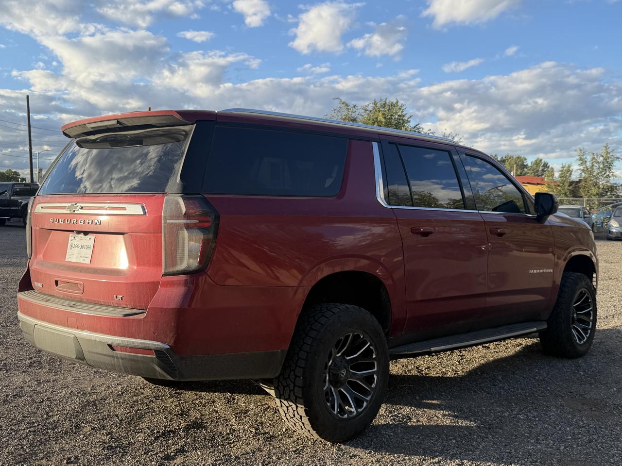 Chevrolet Suburban 4WD 4dr LT 2021