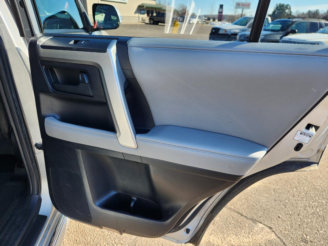 Toyota 4Runner 4WD 4dr V6 Limited (Natl) 2010