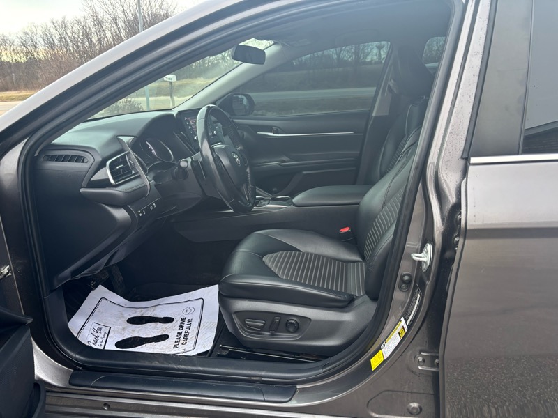 Toyota Camry SE 2021