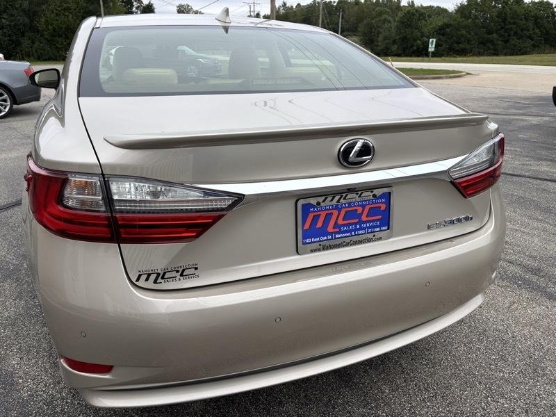 Lexus ES 300h Sedan 2016