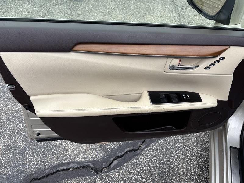 Lexus ES 300h Sedan 2016