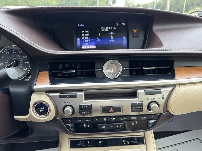 Lexus ES 300h Sedan 2016