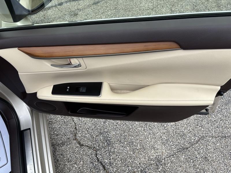 Lexus ES 300h Sedan 2016