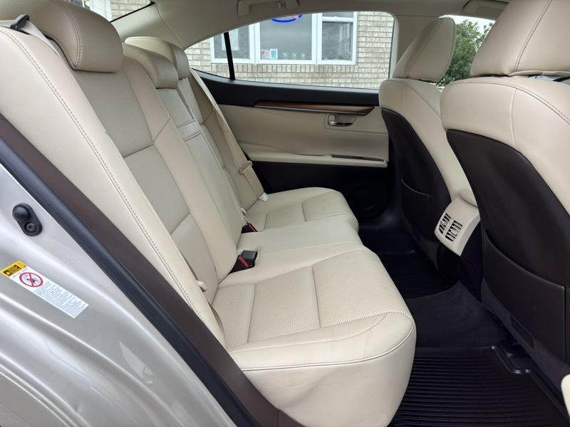 Lexus ES 300h Sedan 2016