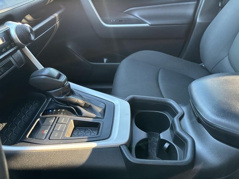 Toyota RAV4 LE 2021