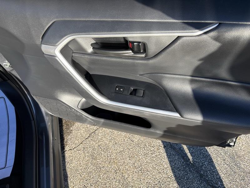 Toyota RAV4 LE 2021