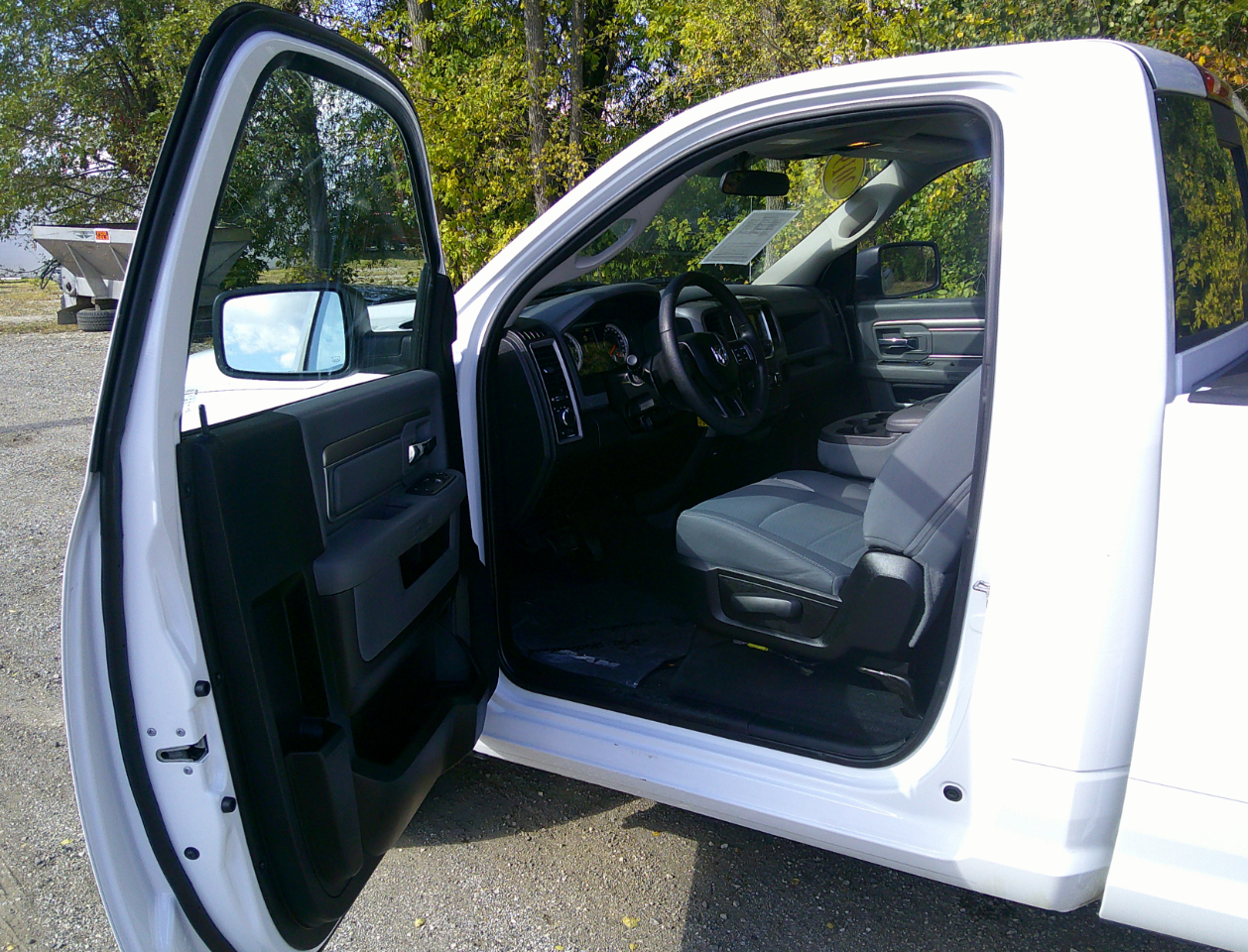 RAM 1500 Classic Tradesman 4x2 Reg Cab 8' Box 2019 RAM 1500 Classic Tradesman 4x2 Reg Cab 8' Box 2019