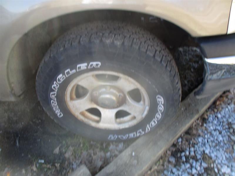 Ford F-150 XL SuperCab Short Bed 2WD 2002