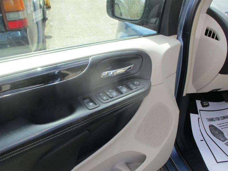 Chrysler Town & Country Touring-L 2012