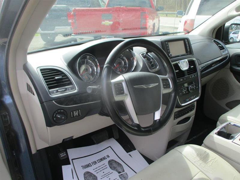 Chrysler Town & Country Touring-L 2012