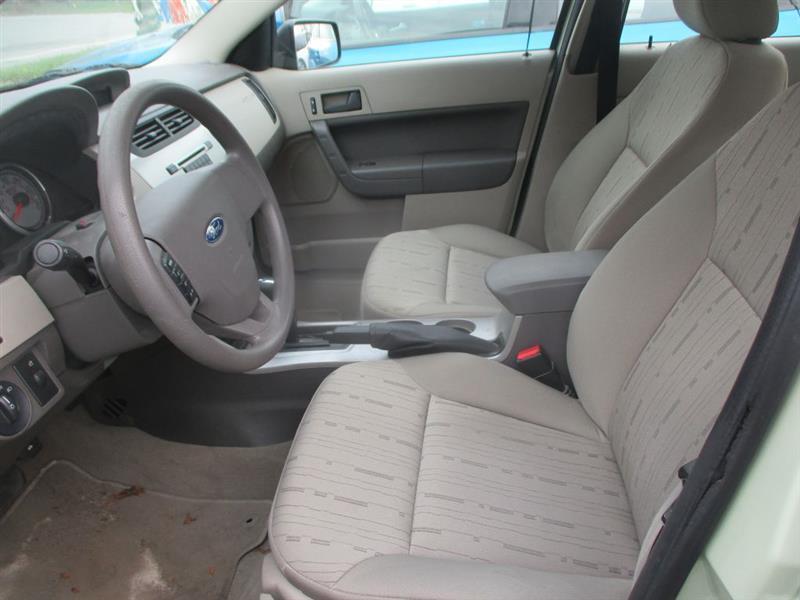 Ford Focus SE Sedan 2010