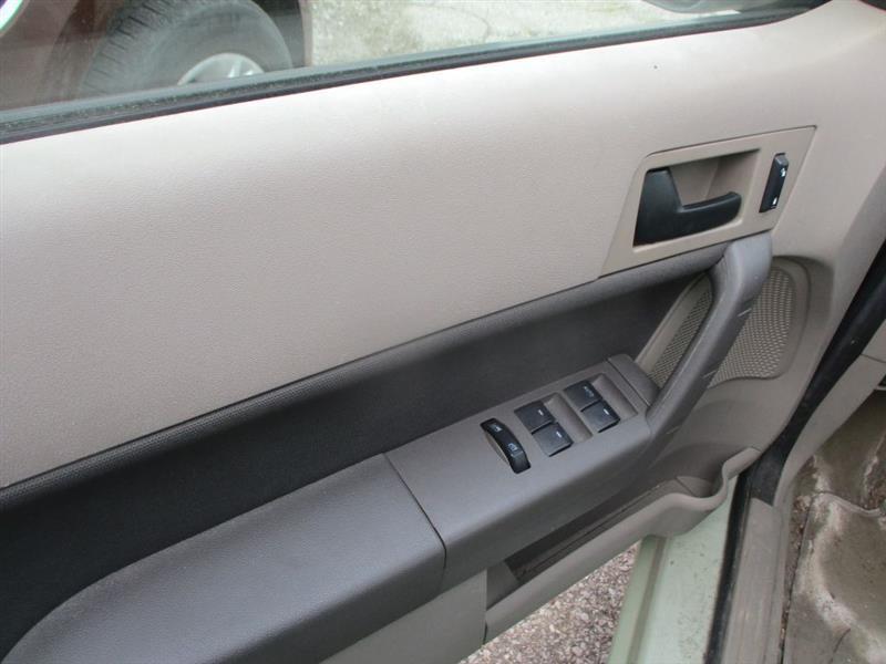 Ford Focus SE Sedan 2010