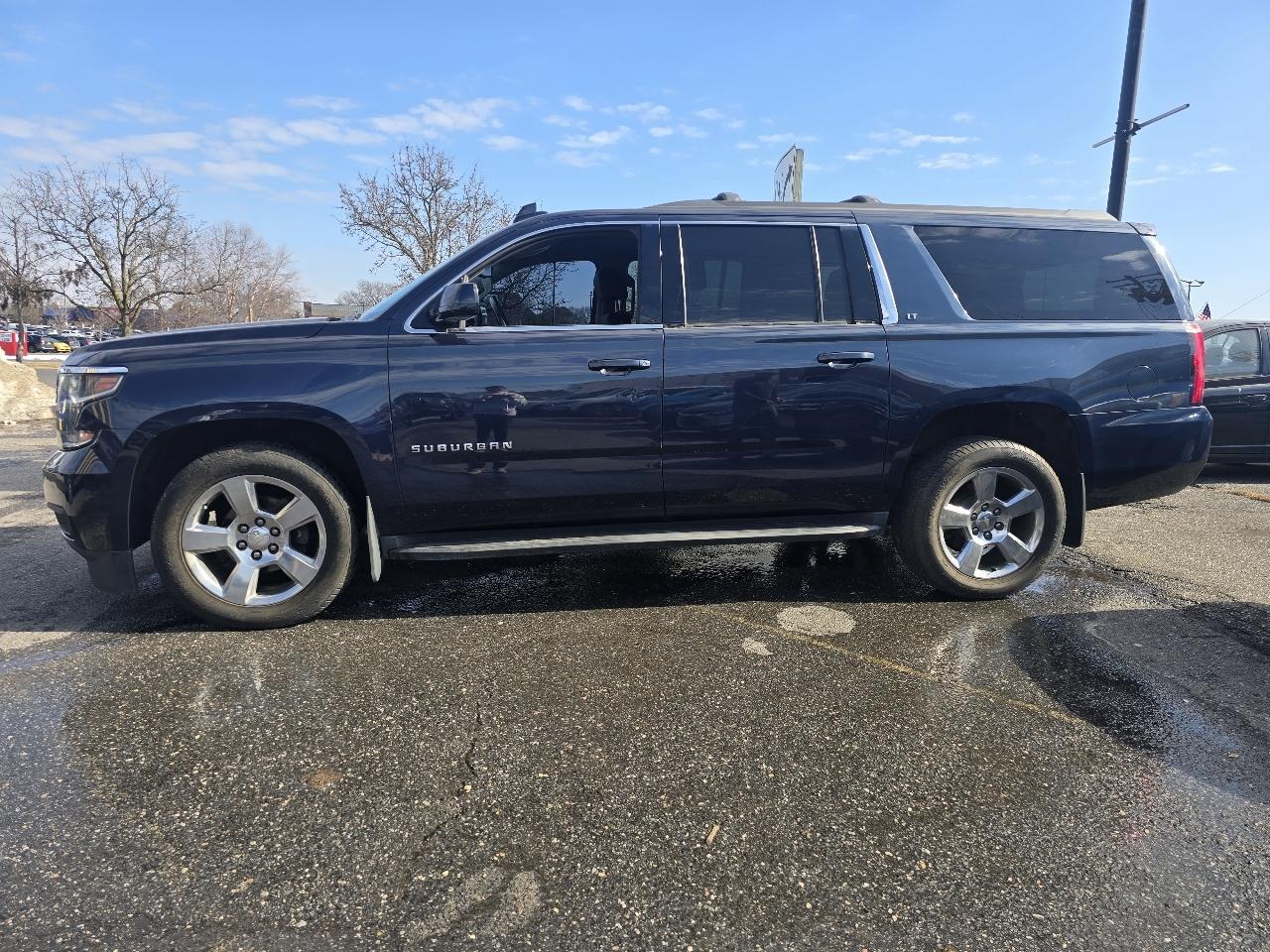 Chevrolet Suburban 4WD 4dr 1500 LT 2017