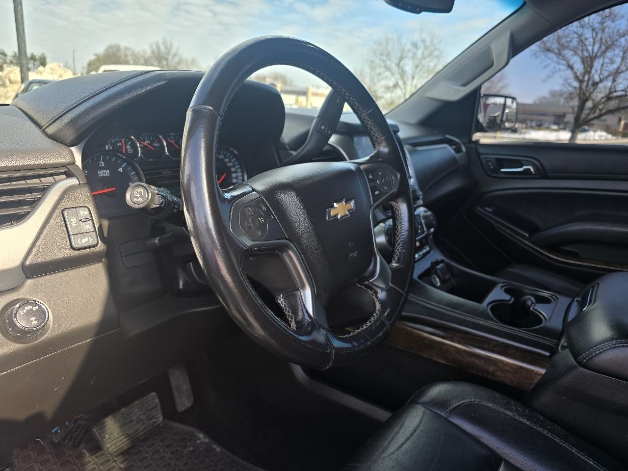 Chevrolet Suburban 4WD 4dr 1500 LT 2017