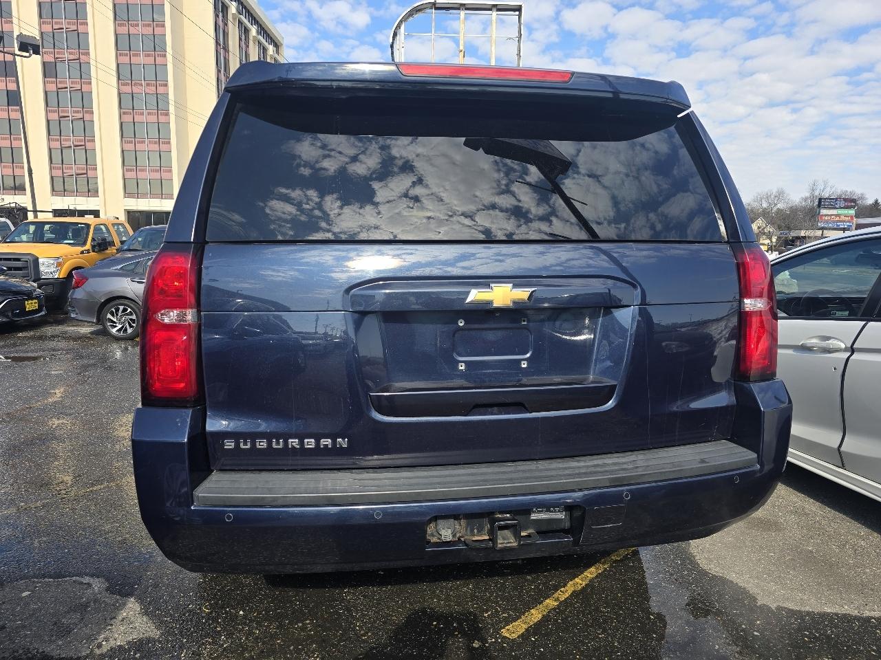 Chevrolet Suburban 4WD 4dr 1500 LT 2017