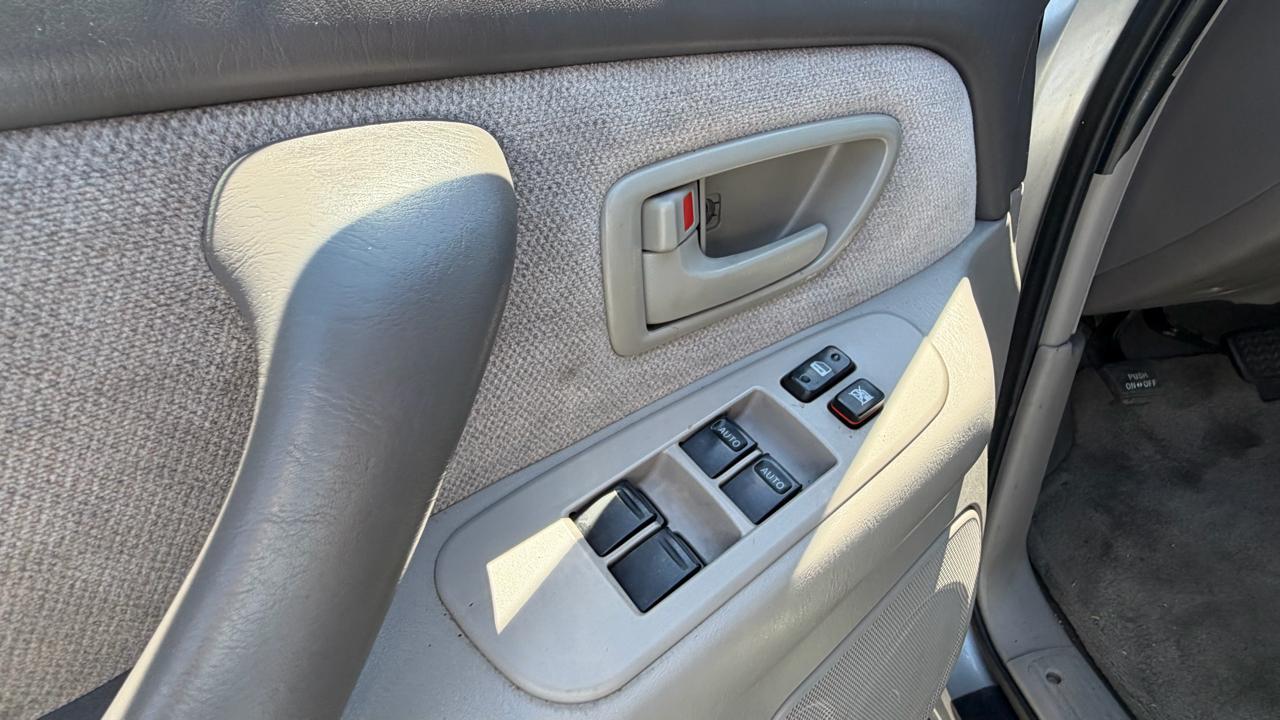 Toyota Sequoia 4dr SR5 (Natl) 2003