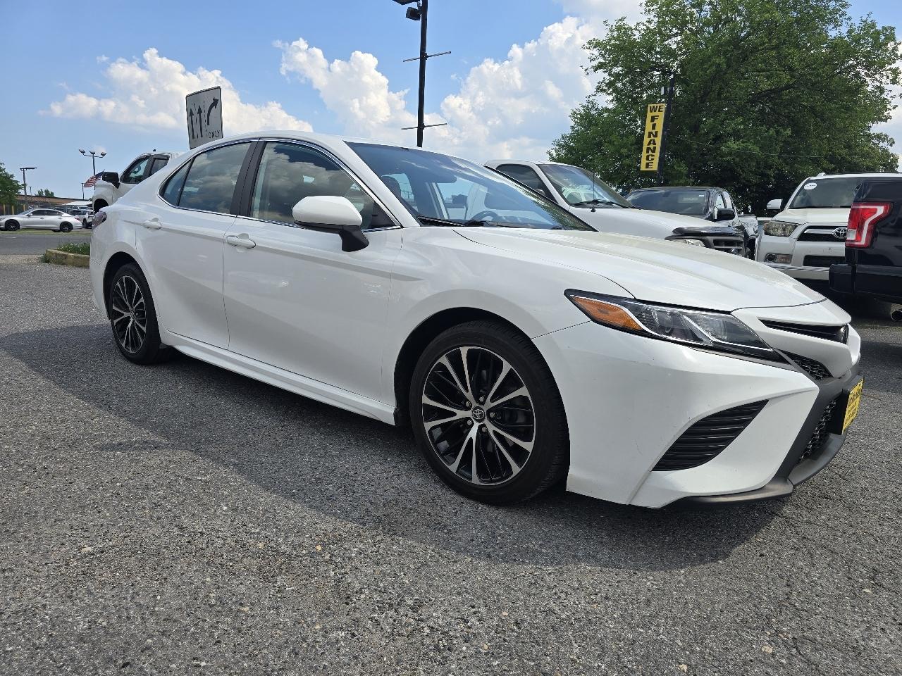 Toyota Camry SE Auto (Natl) 2020