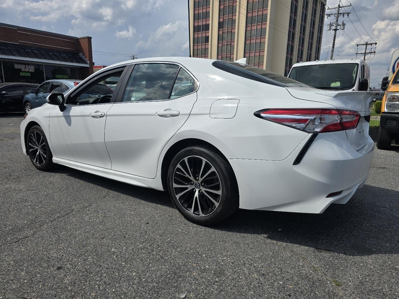 Toyota Camry SE Auto (Natl) 2020