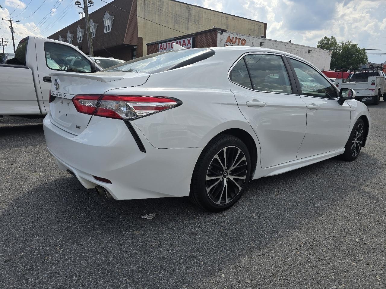 Toyota Camry SE Auto (Natl) 2020