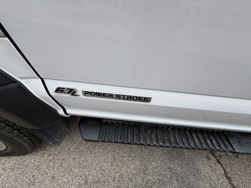 Ford Super Duty F-550 DRW Lariat 4WD Crew Cab 179" WB 60" CA 2019