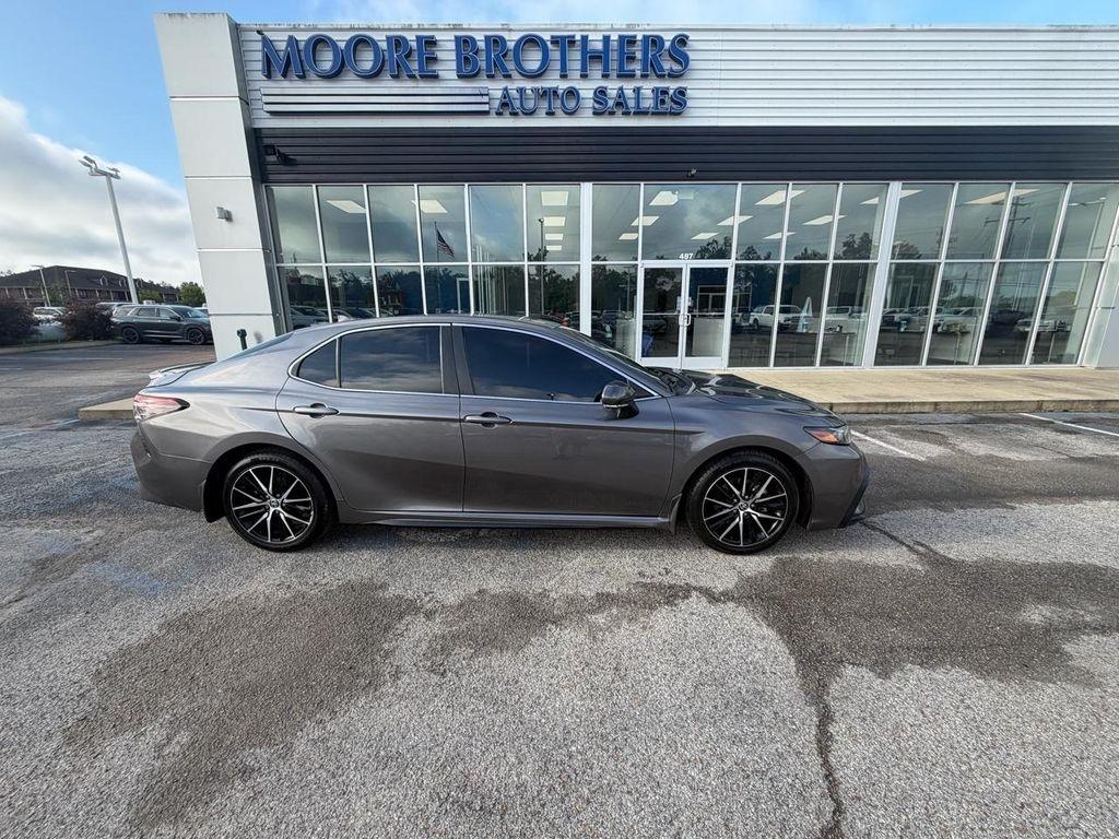 Toyota Camry Hybrid SE Nightshade CVT (Natl) 2023