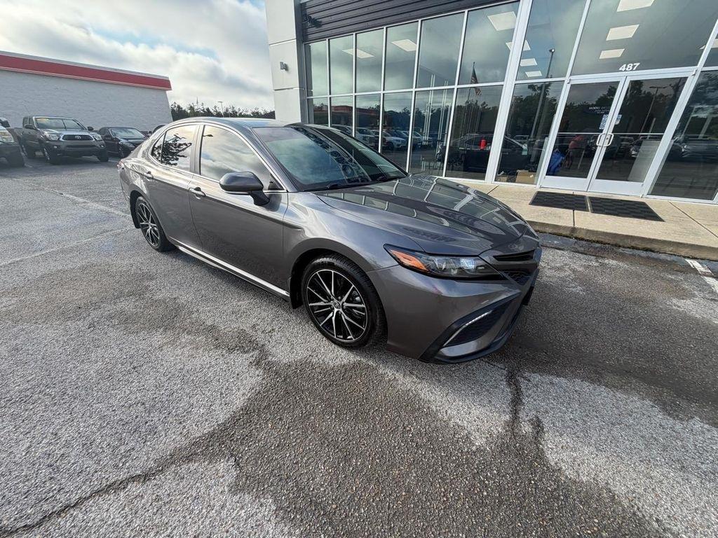 Toyota Camry Hybrid SE Nightshade CVT (Natl) 2023