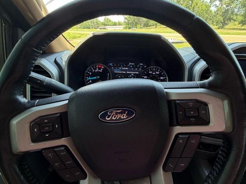 Ford Super Duty F-450 DRW Lariat 4WD Crew Cab 8' Box 2022