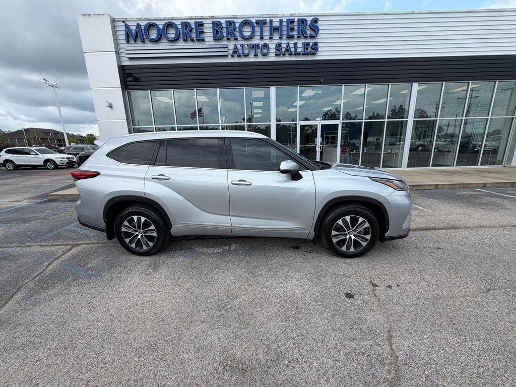 Toyota Highlander XLE AWD (Natl) 2021