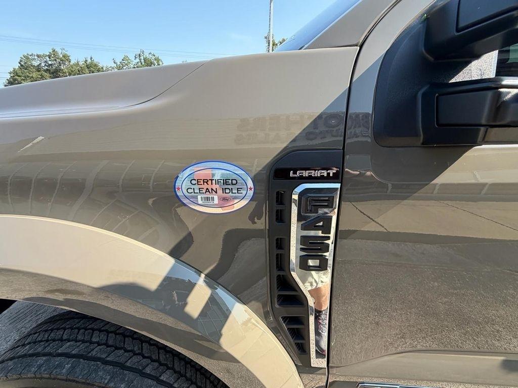 Ford Super Duty F-450 DRW Lariat 4WD Crew Cab 179" WB 60" CA 2026