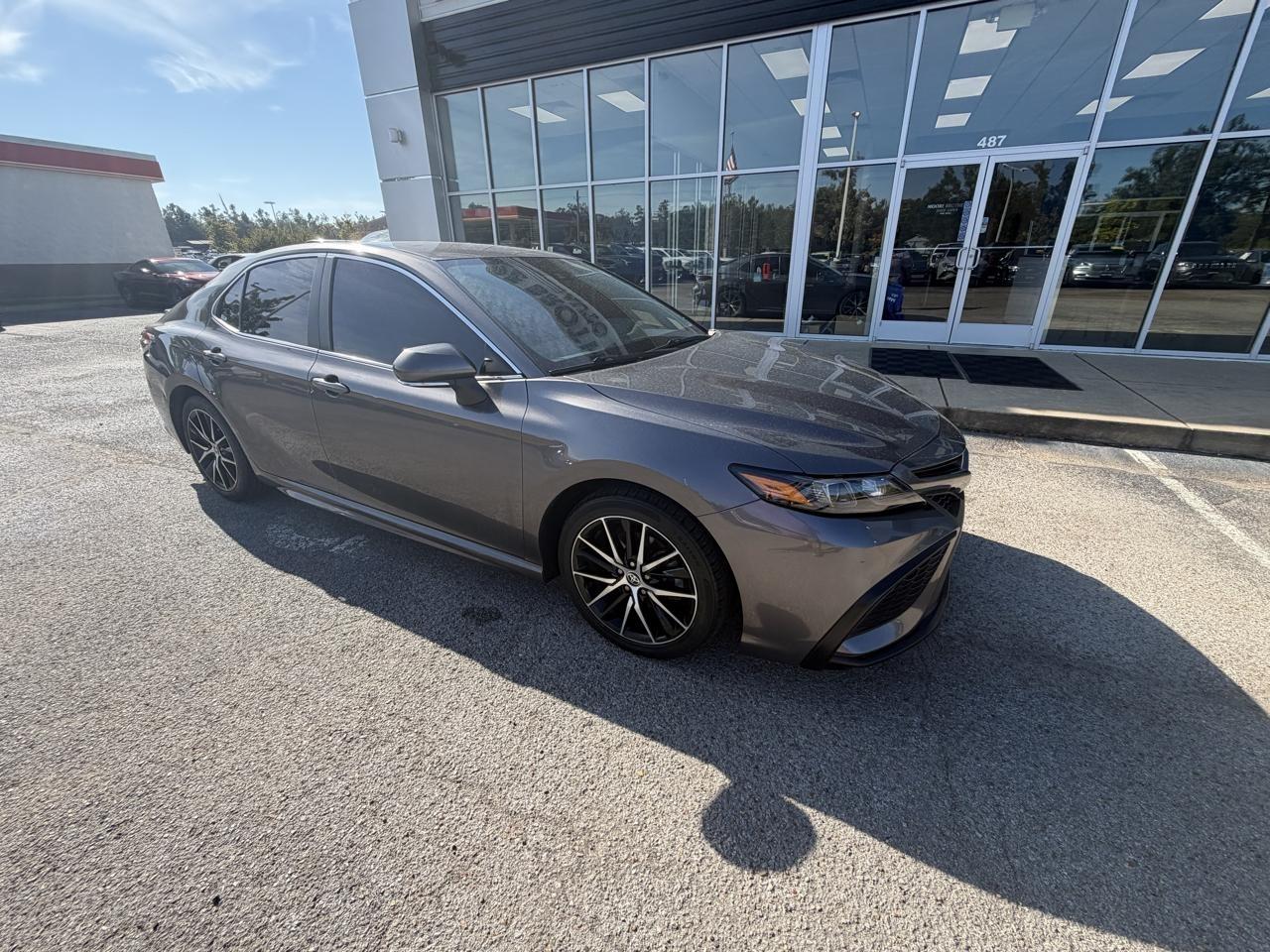Toyota Camry Hybrid SE Nightshade CVT (Natl) 2023