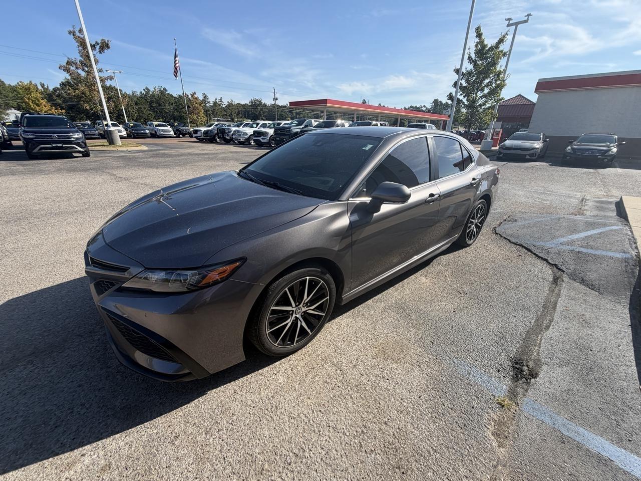 Toyota Camry Hybrid SE Nightshade CVT (Natl) 2023