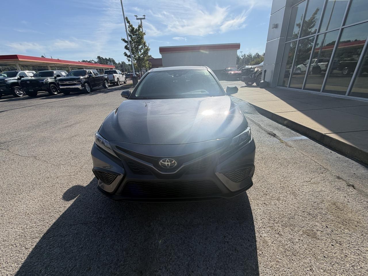 Toyota Camry Hybrid SE Nightshade CVT (Natl) 2023