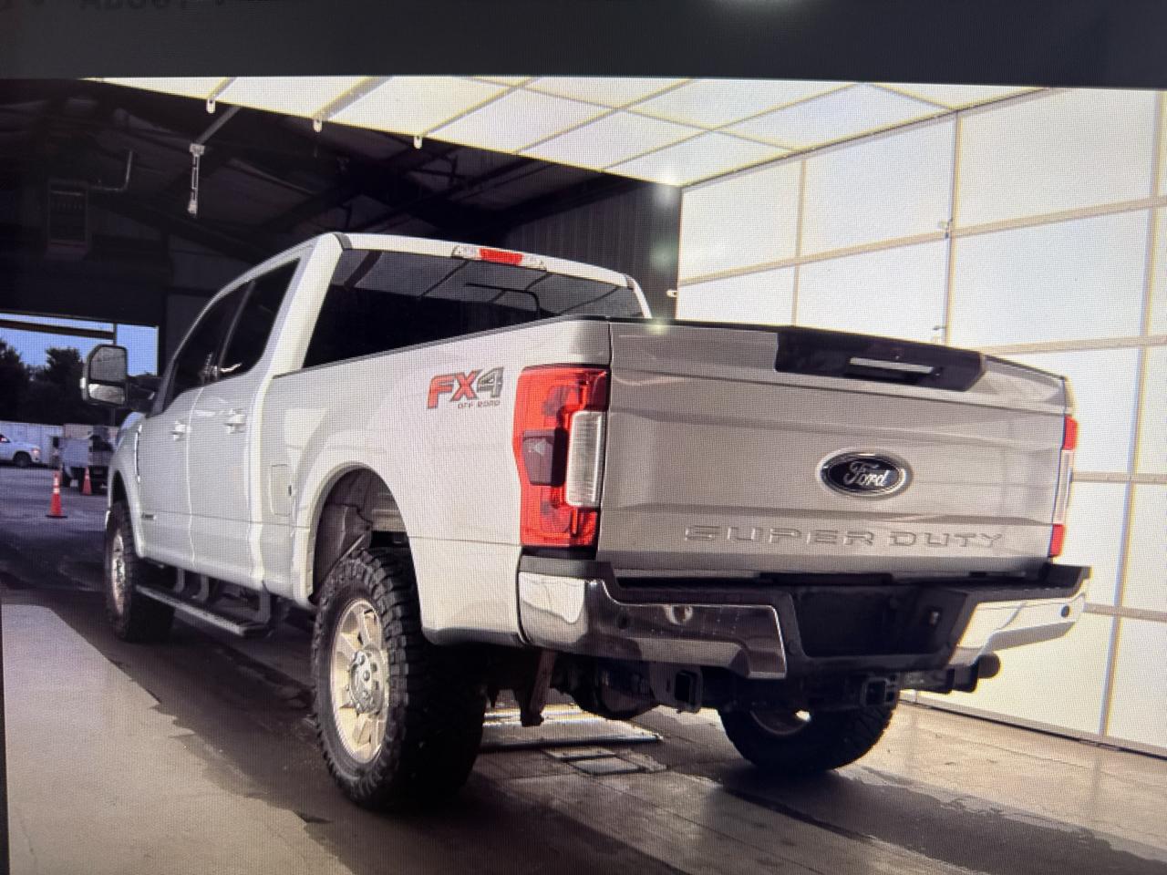 Ford F-250 SD Lariat Crew Cab Short Bed 4WD 2017