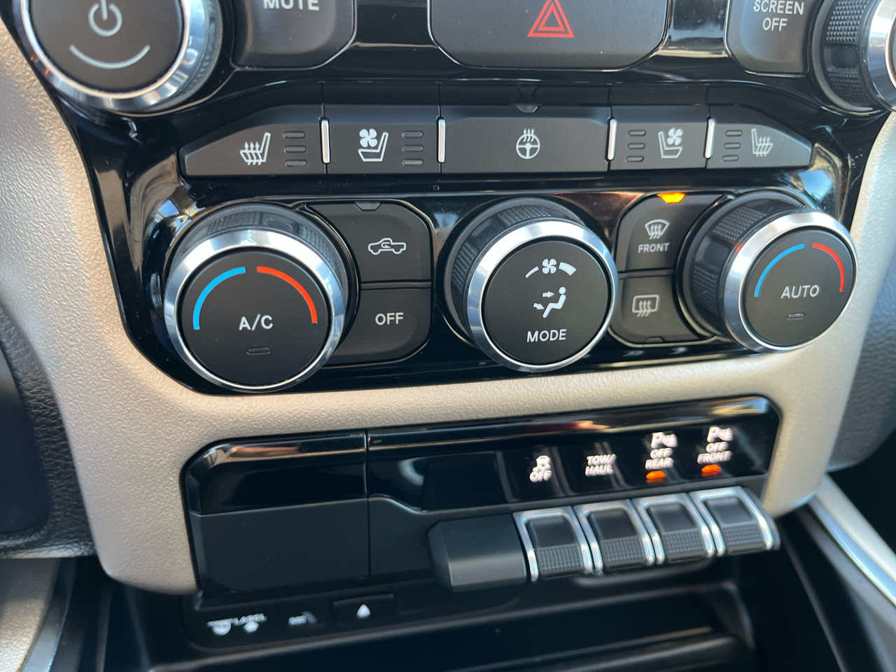 RAM 1500 Laramie 4x4 Crew Cab 5'7" Box 2019