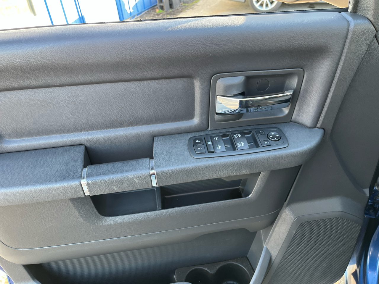 RAM 1500 4WD Crew Cab 140.5" Sport 2011