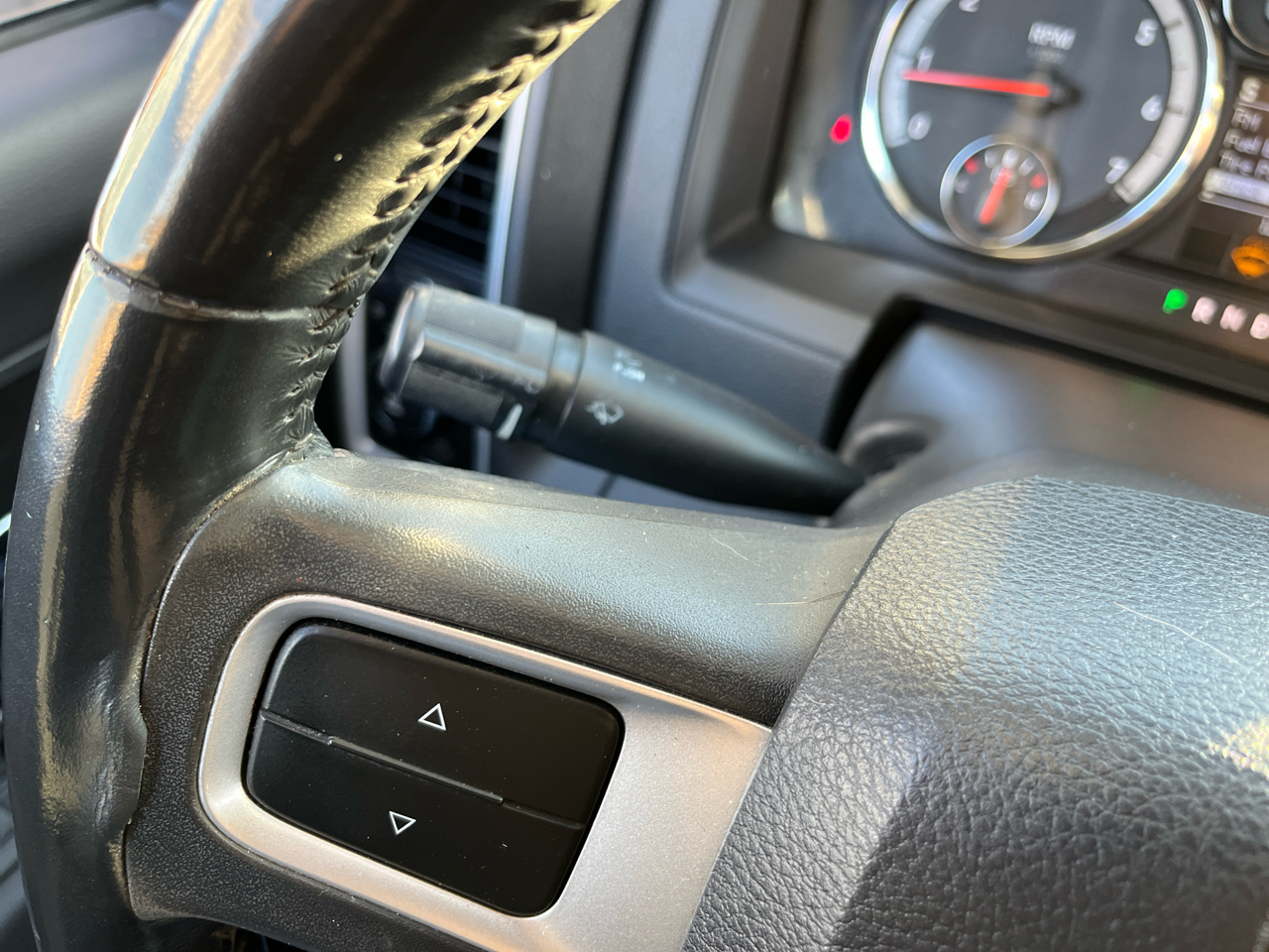 RAM 1500 4WD Crew Cab 140.5" Sport 2011