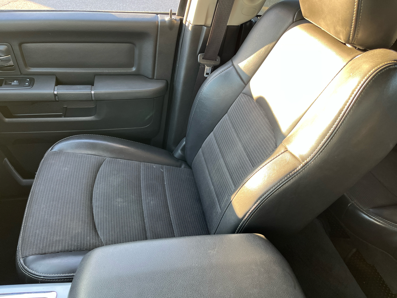 RAM 1500 4WD Crew Cab 140.5" Sport 2011