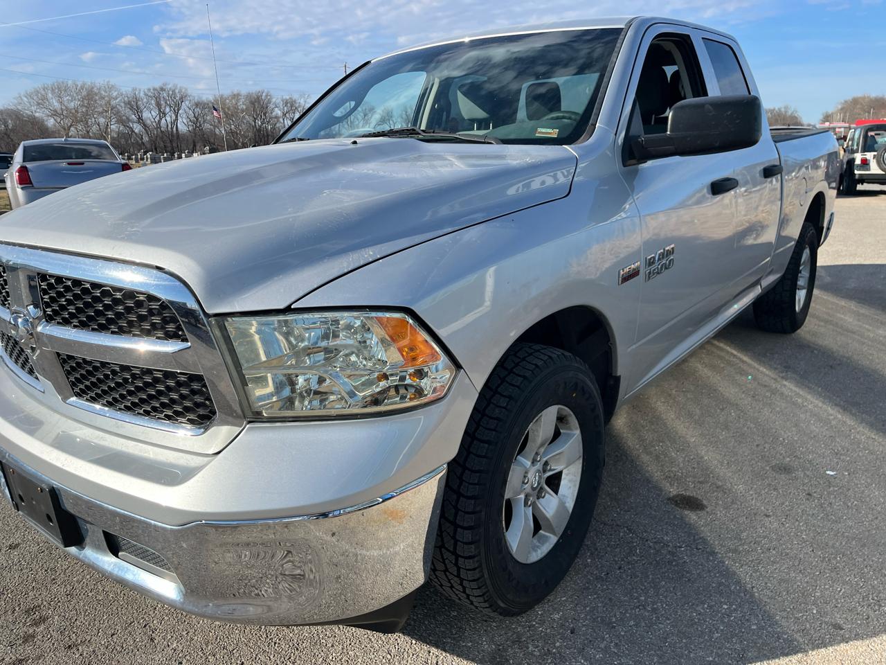 RAM 1500 4WD Quad Cab 140.5" ST 2017