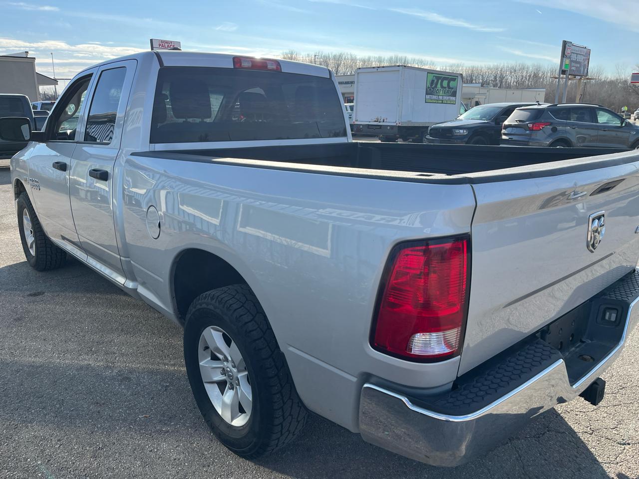RAM 1500 4WD Quad Cab 140.5" ST 2017