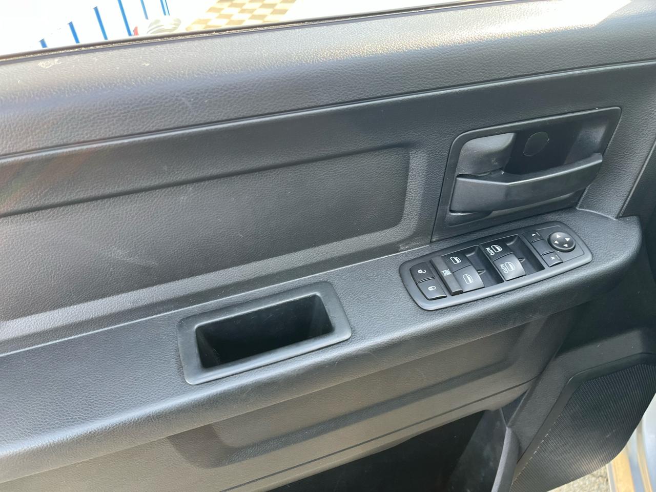 RAM 1500 4WD Quad Cab 140.5" ST 2017