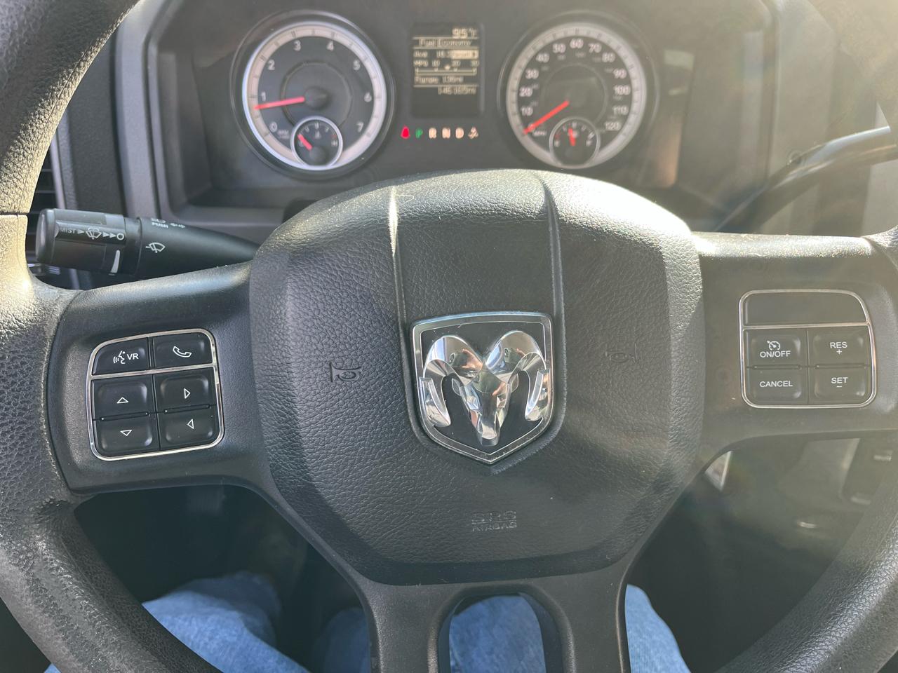 RAM 1500 4WD Quad Cab 140.5" ST 2017